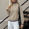 Minimalistischer Pullover aus unifarbenem Strick – Produktansicht 2