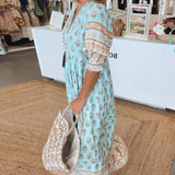 Midikleid mit floralen Mustern und V-Ausschnitt – Produktansicht 4
