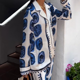 Elegantes Set aus Oberteil und Hose mit V-Ausschnitt – Produktansicht 4