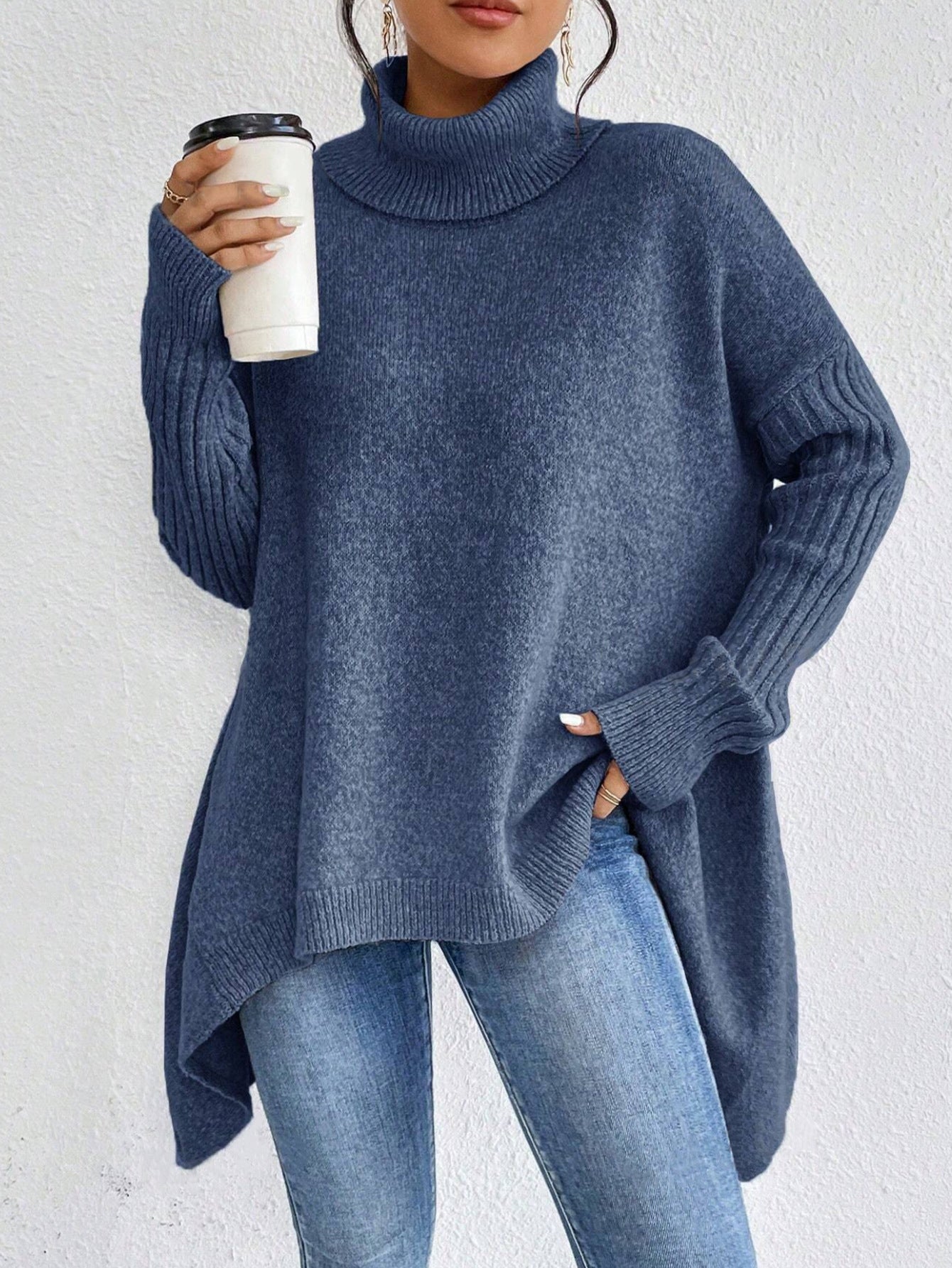 Lässiger Rollkragenpullover mit asymmetrischem Saum – Produktansicht 9
