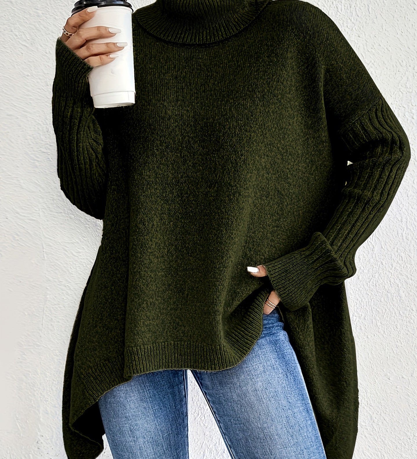 Lässiger Rollkragenpullover mit asymmetrischem Saum – Produktansicht 6