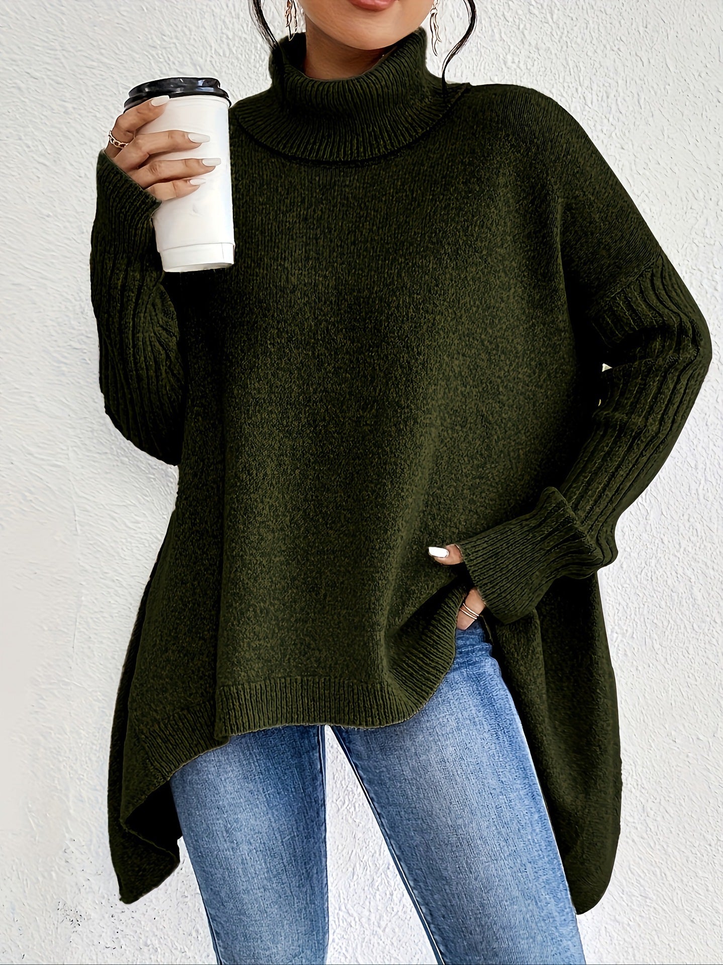 Lässiger Rollkragenpullover mit asymmetrischem Saum – Produktansicht 6