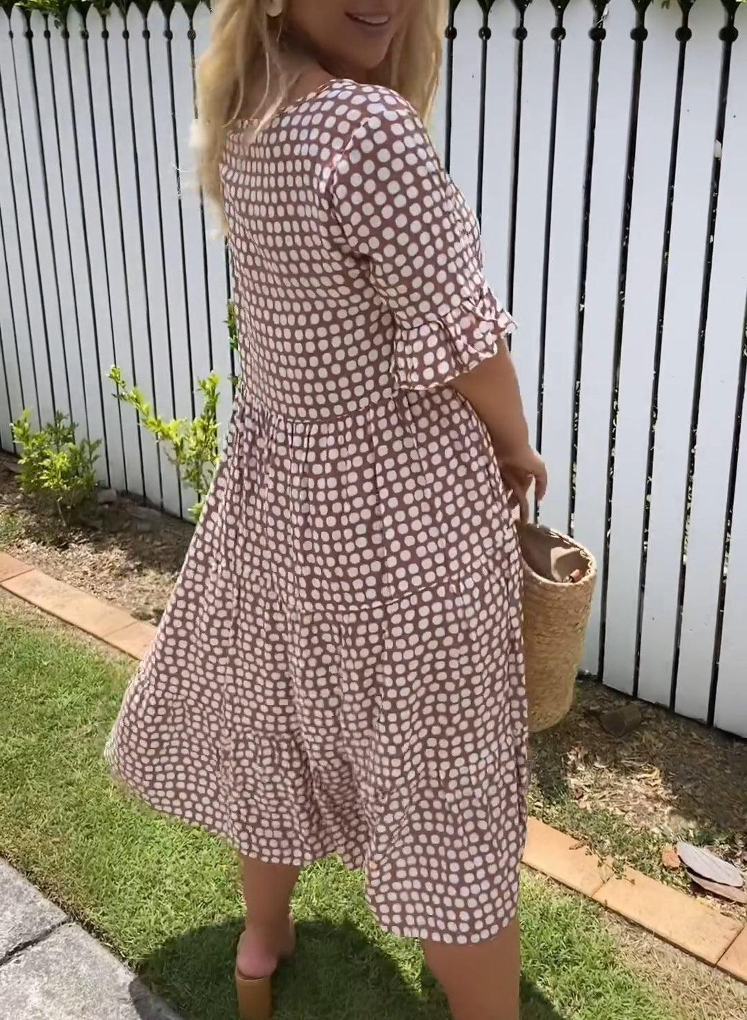 Bequemes Midikleid mit kurzen Ärmeln – Produktansicht 4