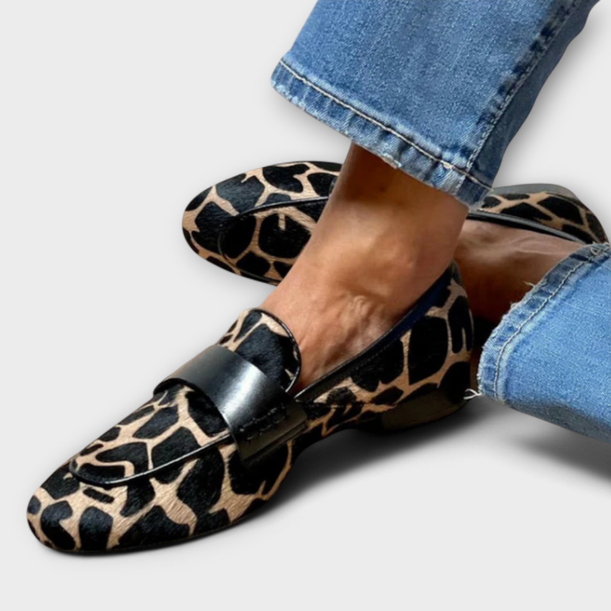 Bequeme Slipper im Leo-Look – Produktansicht 1
