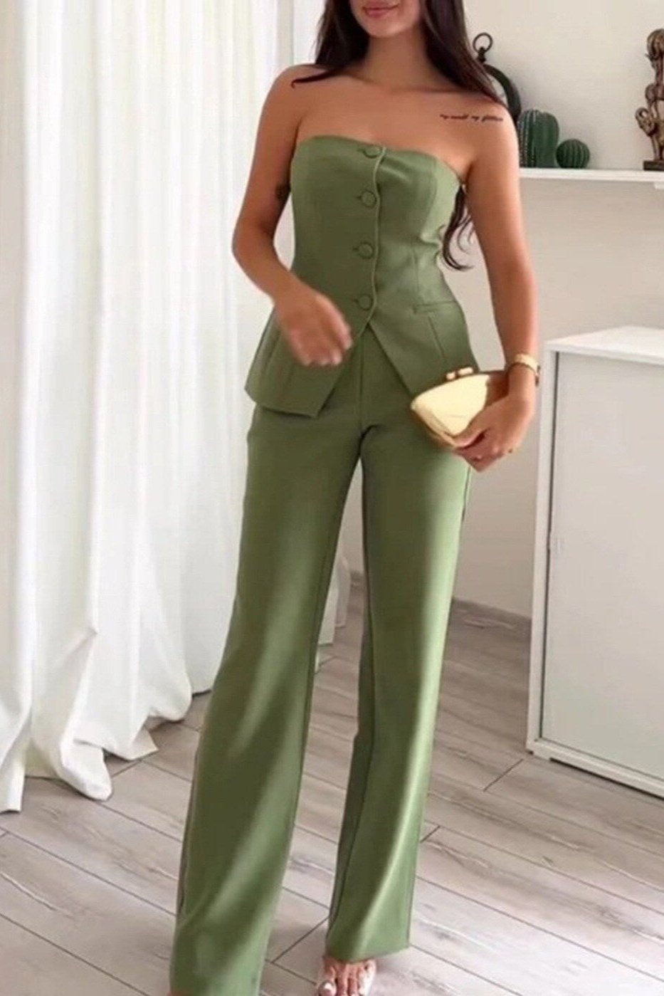 Elegantes Set aus Oberteil und Hose in ärmelloser Form – Produktansicht 1