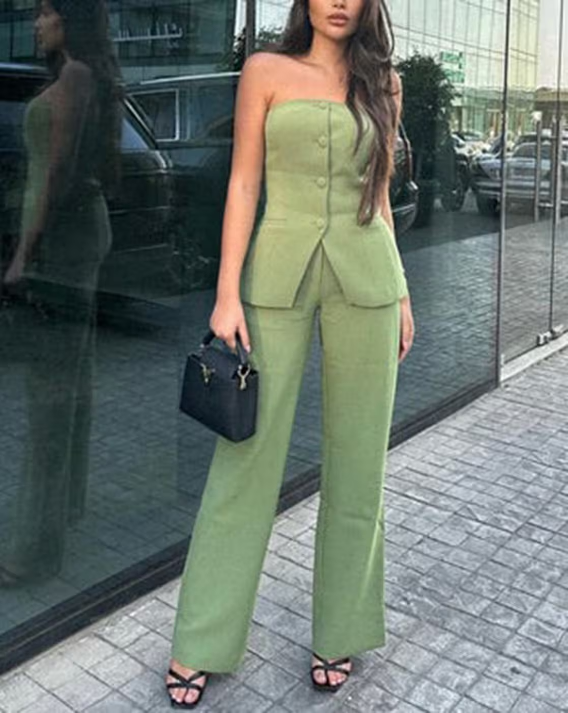 Elegantes Set aus Oberteil und Hose in ärmelloser Form – Produktansicht 2