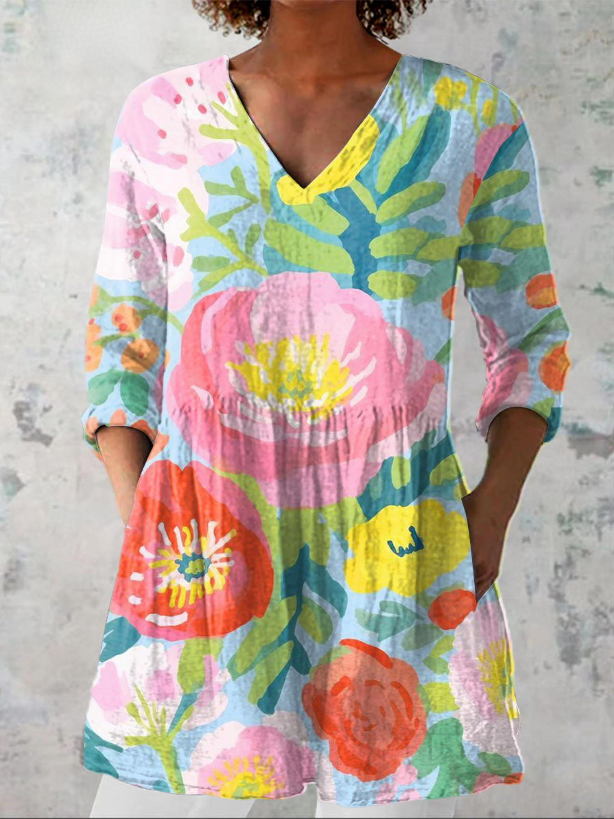 Lang geschnittene Bluse mit ausdrucksstarkem Print – Produktansicht 2