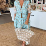 Midikleid mit floralen Mustern und V-Ausschnitt – Produktansicht 1