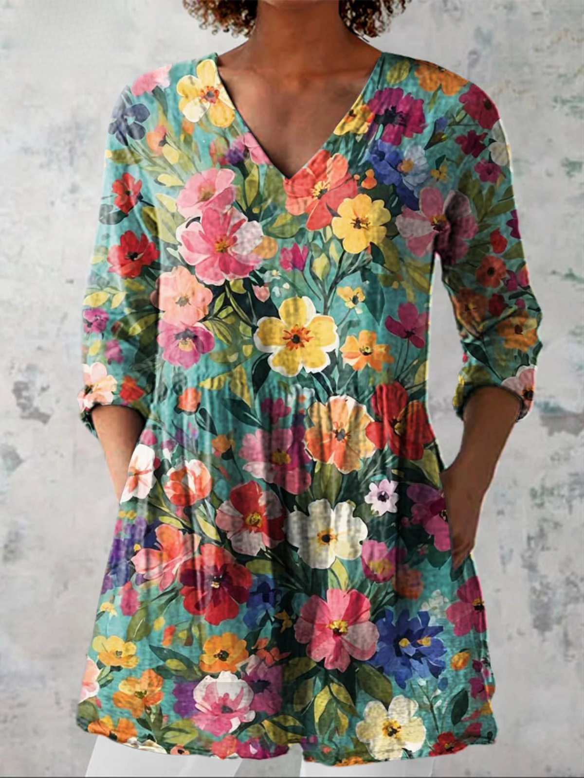 Lang geschnittene Bluse mit ausdrucksstarkem Print – Produktansicht 2