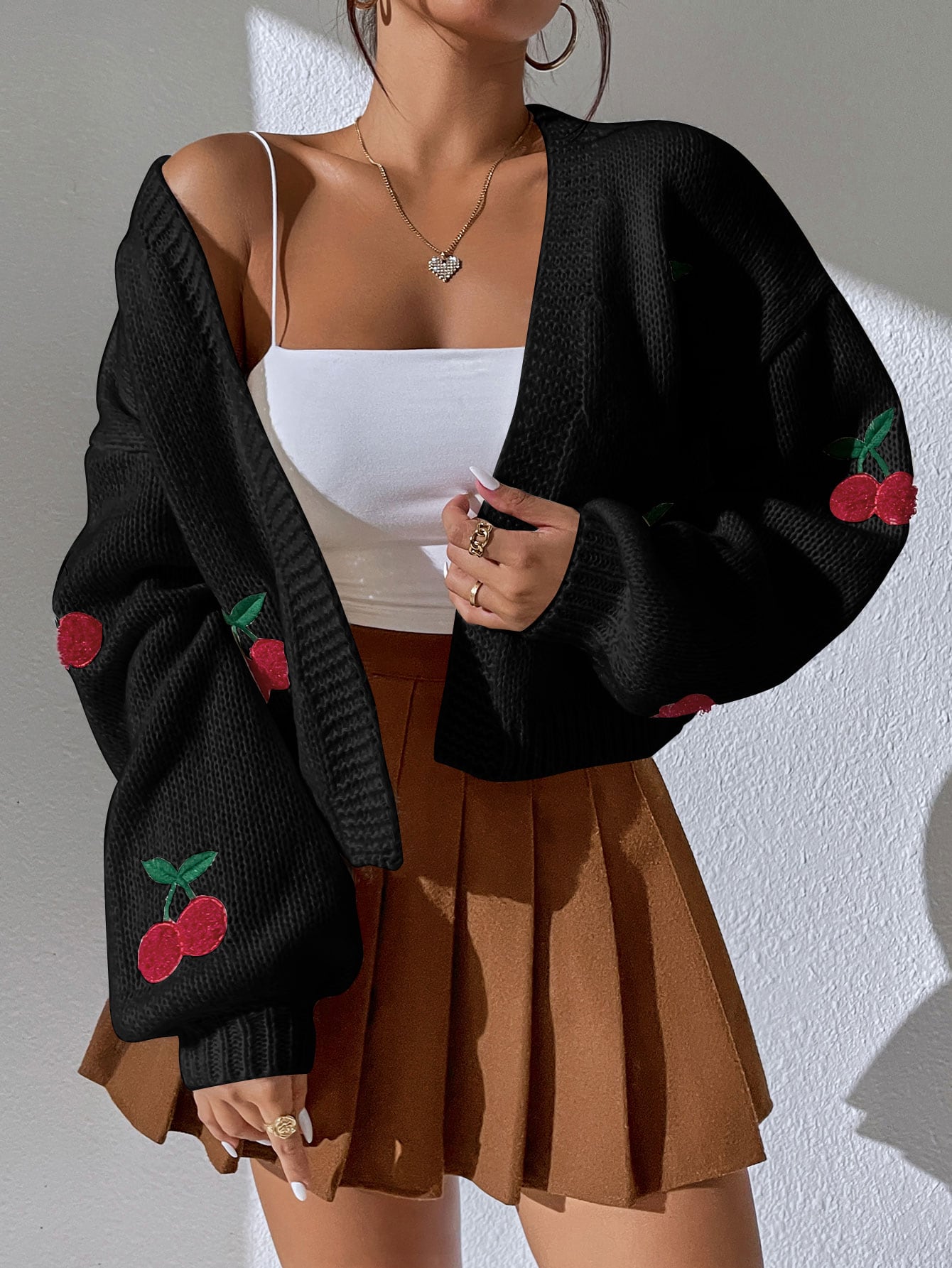 Cardigan mit verspielter Kirschen-Stickerei – Produktansicht 2