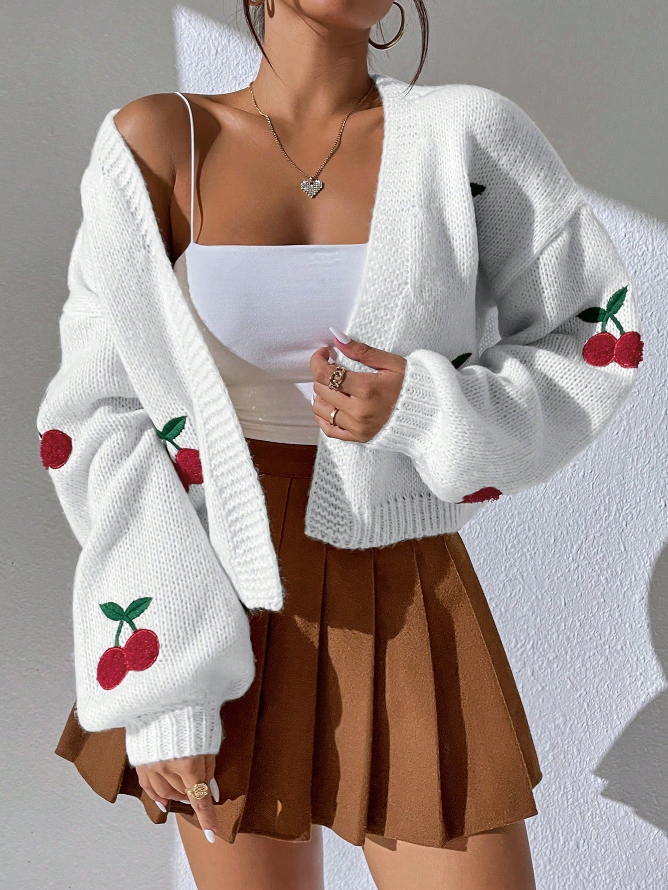Cardigan mit verspielter Kirschen-Stickerei – Produktansicht 1