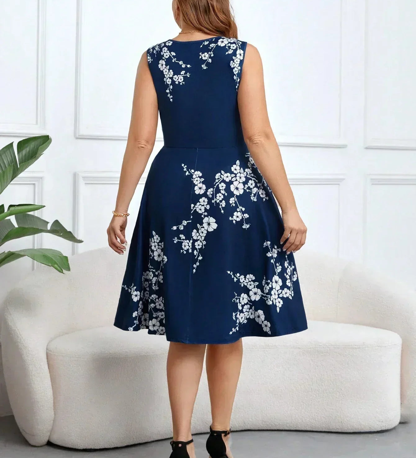 Bequemes Wickelkleid mit Blumenmuster – Produktansicht 2