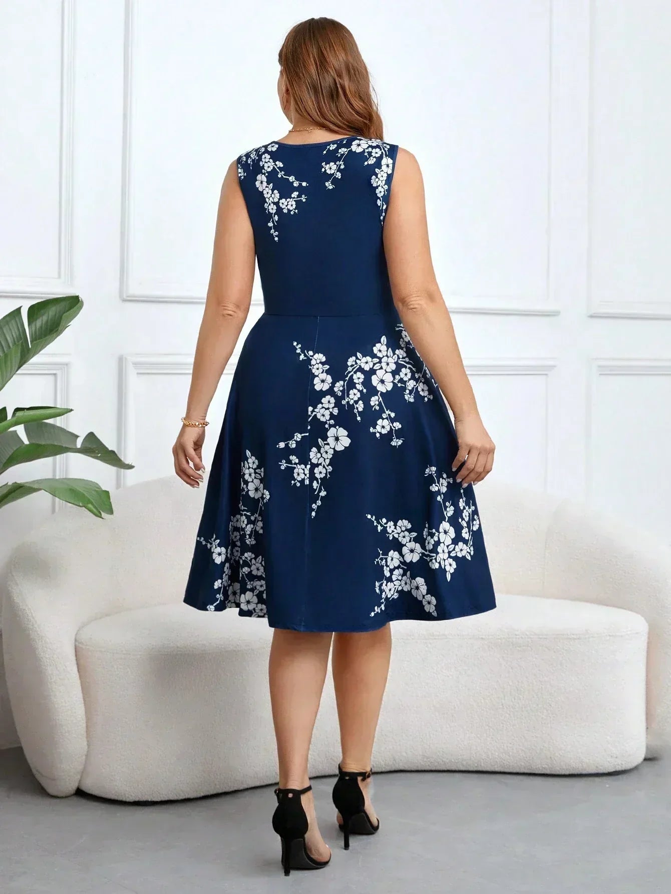 Bequemes Wickelkleid mit Blumenmuster – Produktansicht 2
