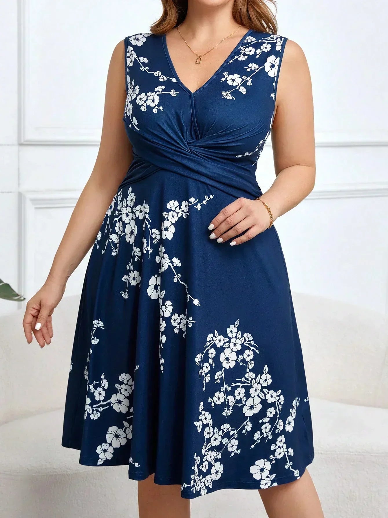 Bequemes Wickelkleid mit Blumenmuster – Produktansicht 6
