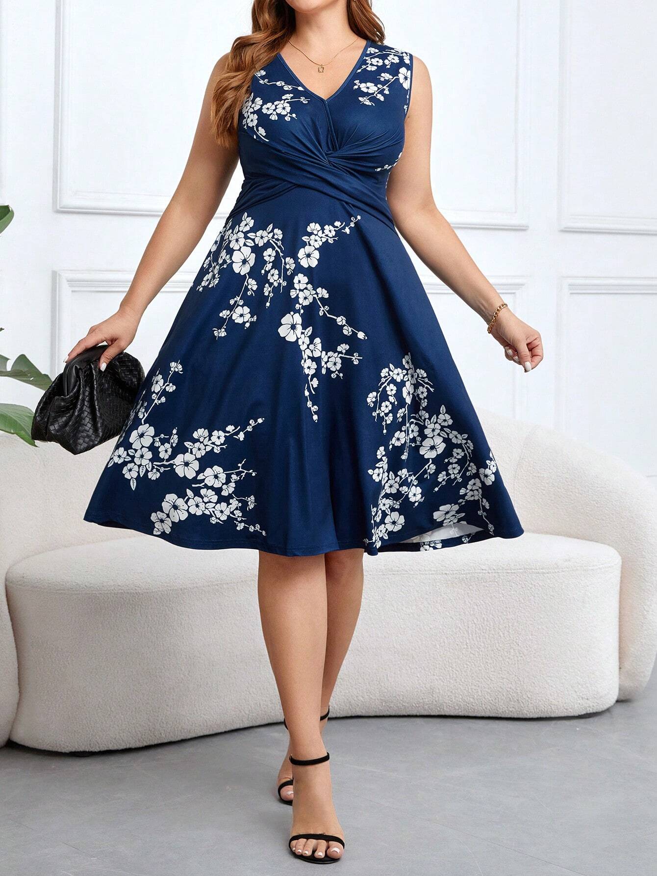 Bequemes Wickelkleid mit Blumenmuster – Produktansicht 3