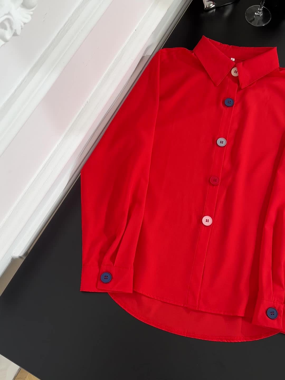 Schicke Bluse mit Knöpfen und Reverskragen – Produktansicht 21
