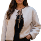 Kurze strukturierte Jacke mit Binddetail – Produktansicht 1