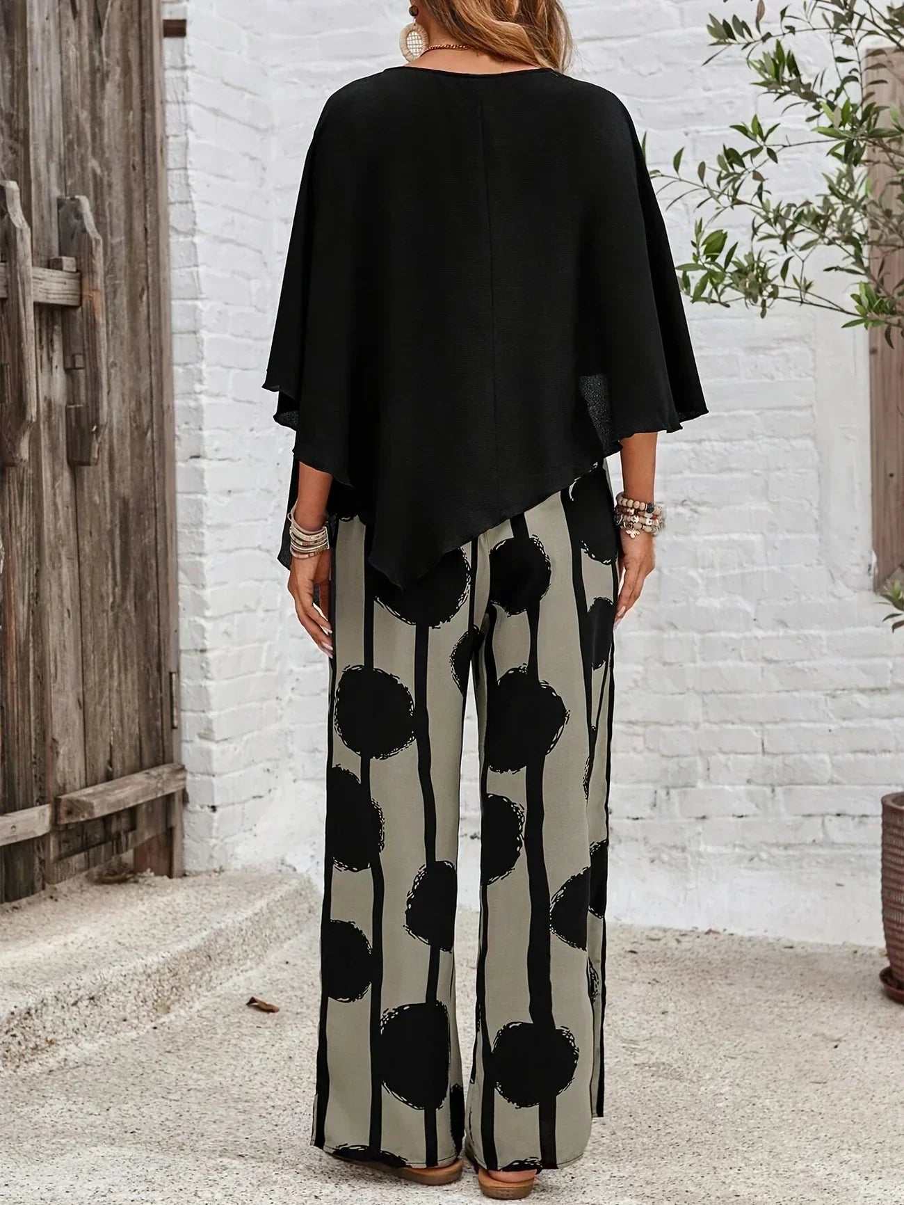 Elegantes Set aus Oberteil und Hose im asymmetrischen Schnitt – Produktansicht 2