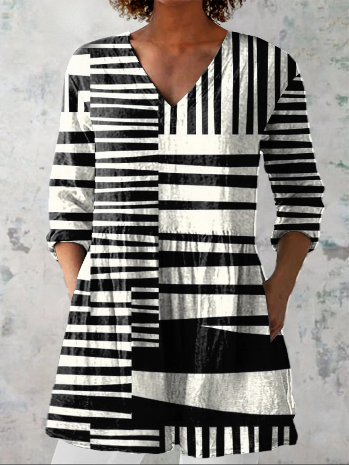 Lockere Bluse in langer Form mit Statement-Muster – Produktansicht 2
