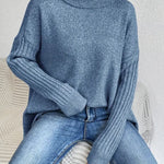 Lässiger Rollkragenpullover mit asymmetrischem Saum – Produktansicht 4