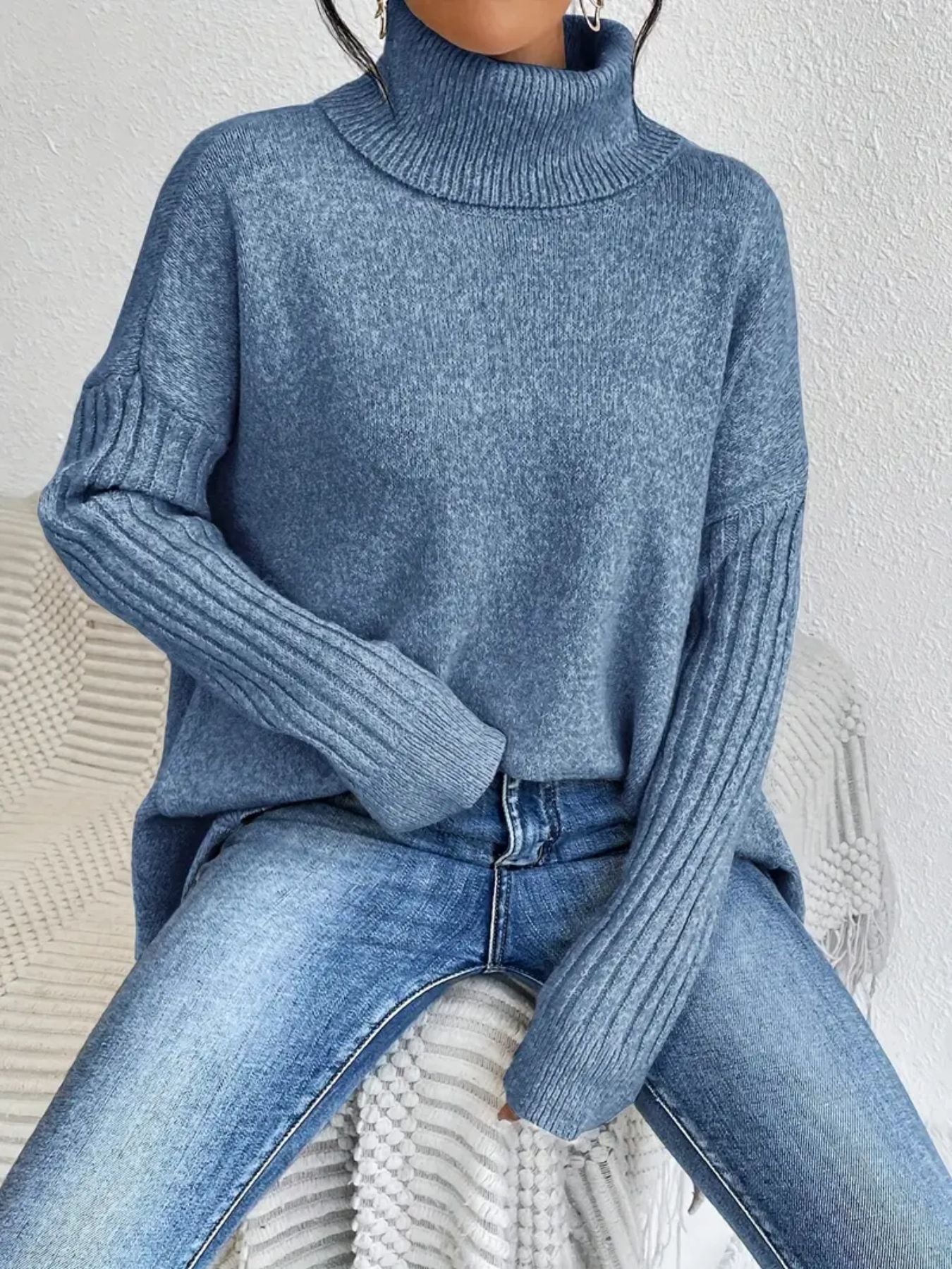 Lässiger Rollkragenpullover mit asymmetrischem Saum – Produktansicht 4