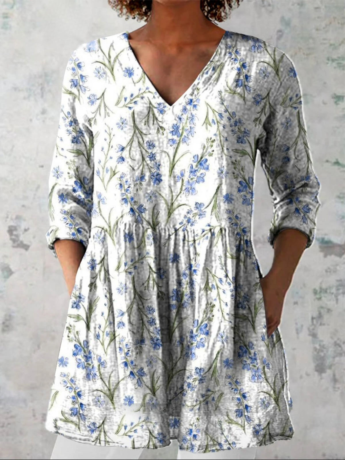 Lang geschnittene Bluse mit ausdrucksstarkem Print – Produktansicht 2