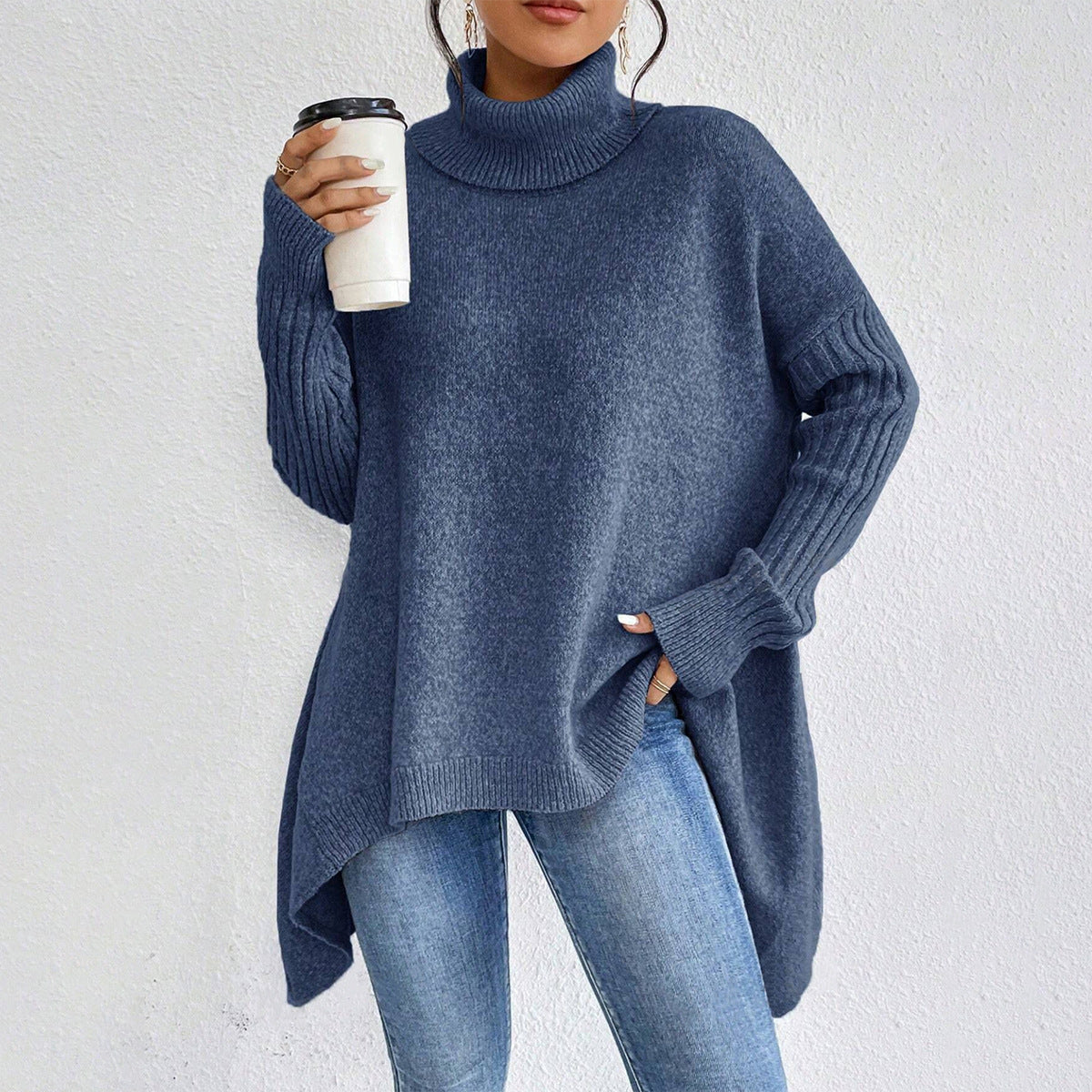 Lässiger Rollkragenpullover mit asymmetrischem Saum – Produktansicht 13