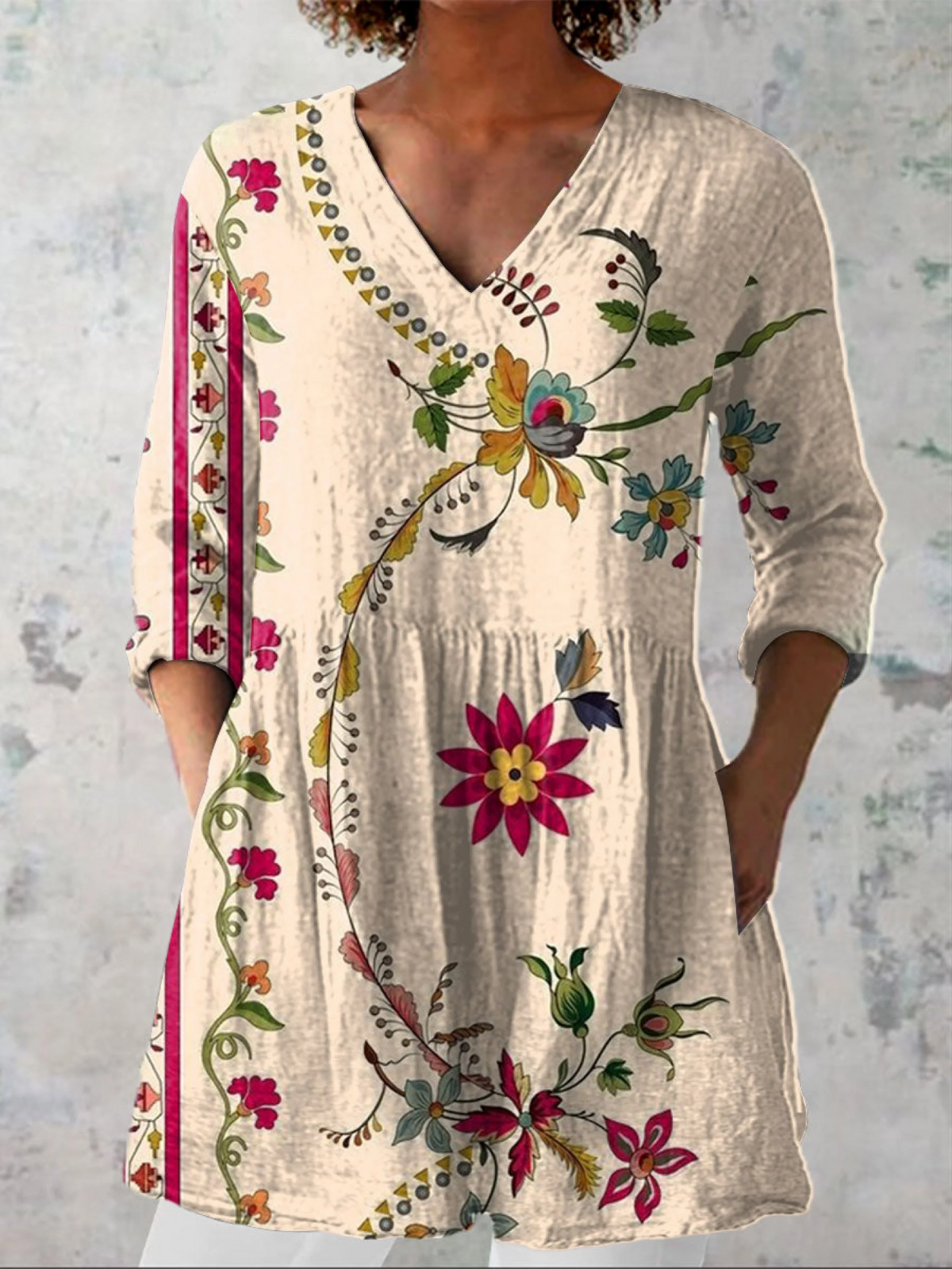 Lang geschnittene Bluse mit ausdrucksstarkem Print – Produktansicht 2