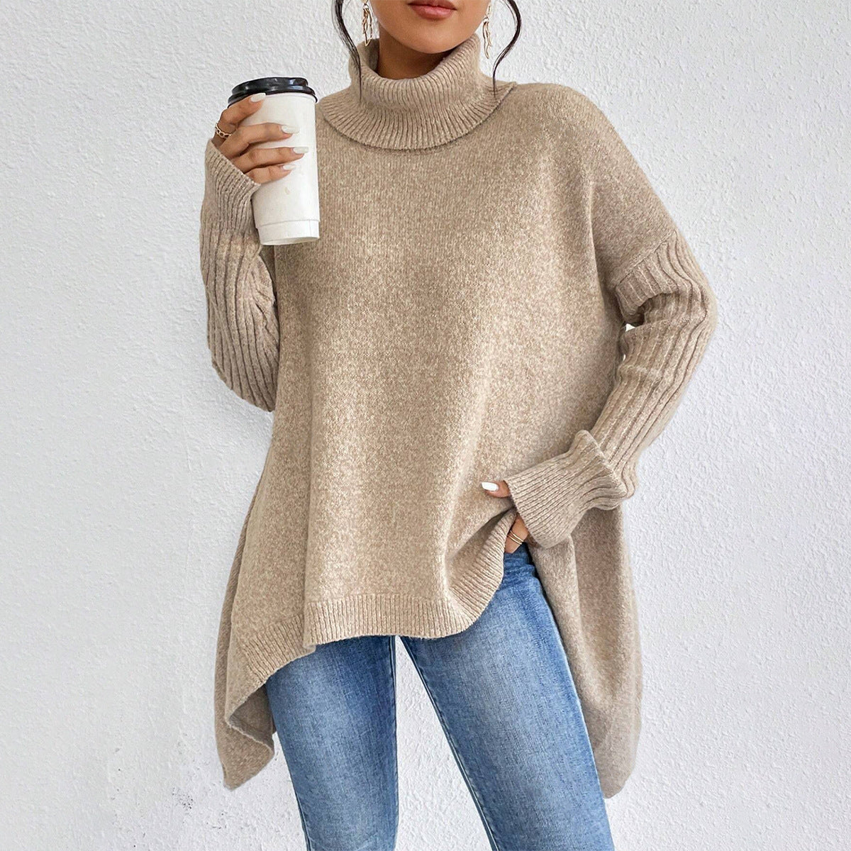 Lässiger Rollkragenpullover mit asymmetrischem Saum – Produktansicht 11