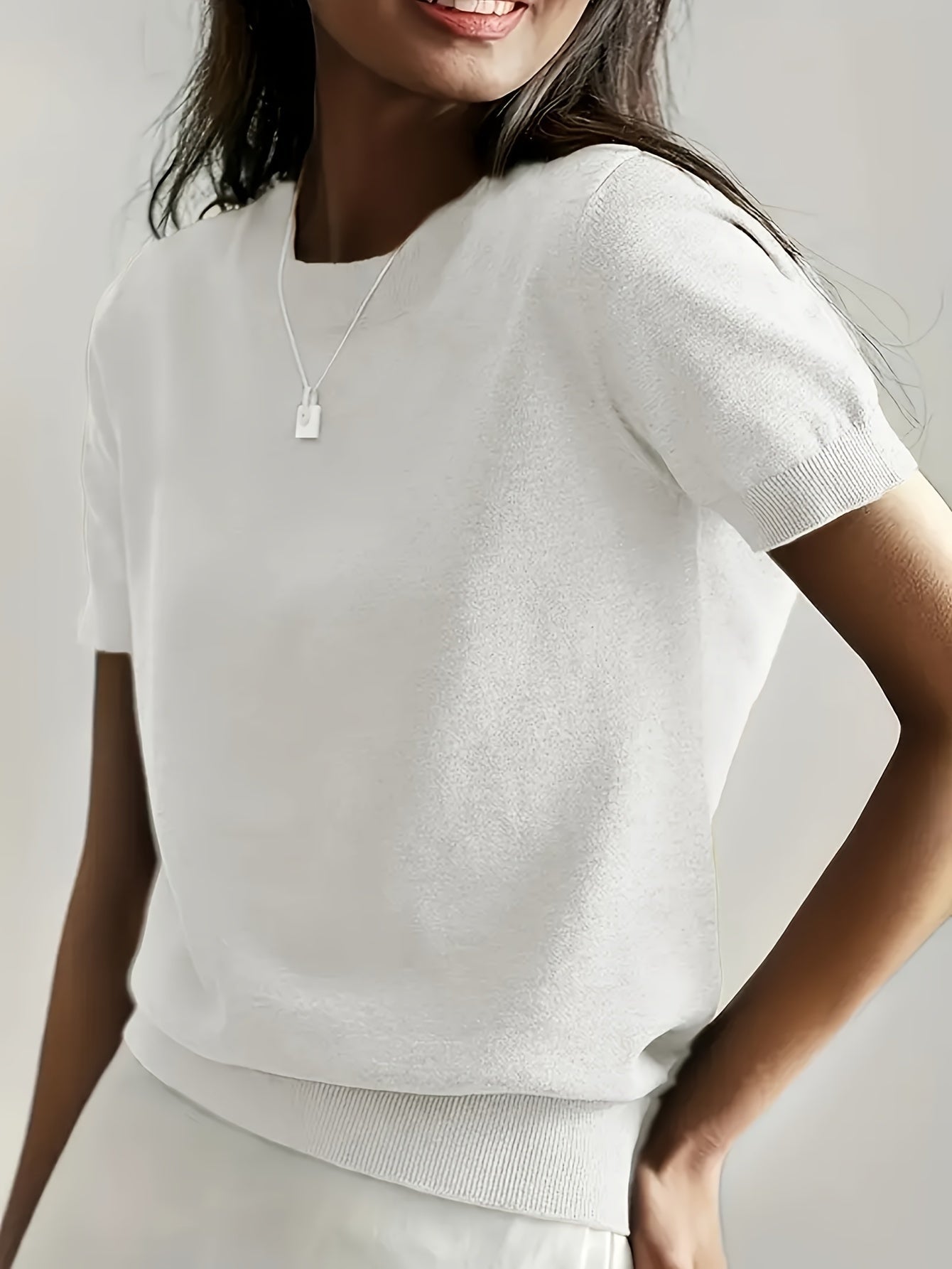 Kurzarm-T-Shirt in zeitlosem Stil – Produktansicht 4