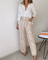 Elegantes Set aus Oberteil und Hose mit Bindegürtel – Produktansicht 1