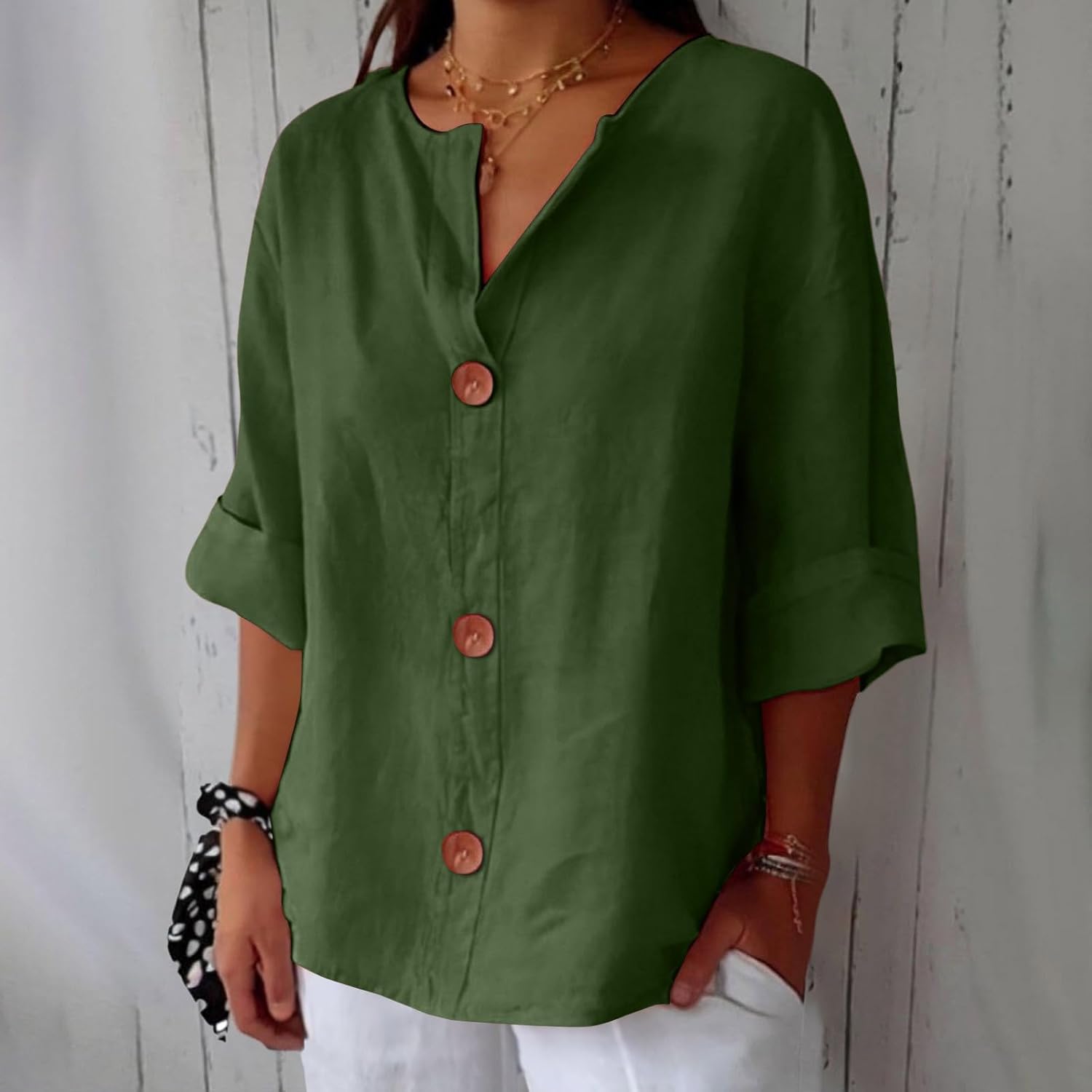 Bluse mit V-Ausschnitt und Holzknöpfen – Produktansicht 9