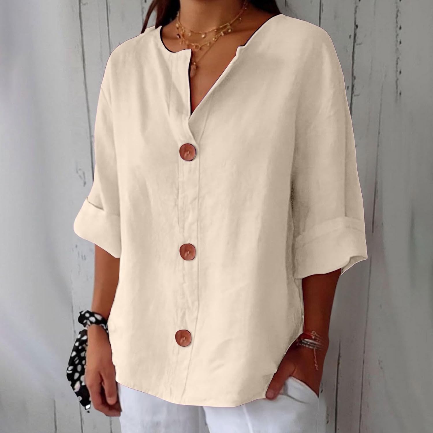 Bluse mit V-Ausschnitt und Holzknöpfen – Produktansicht 3