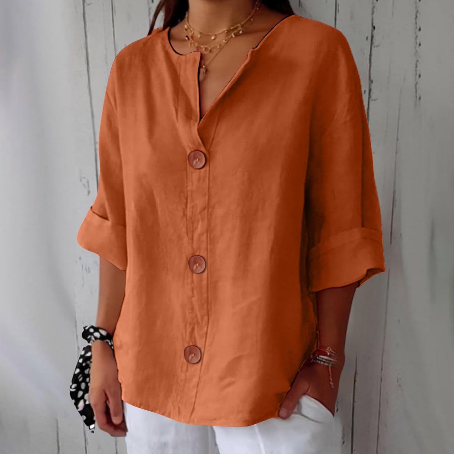 Bluse mit V-Ausschnitt und Holzknöpfen – Produktansicht 7