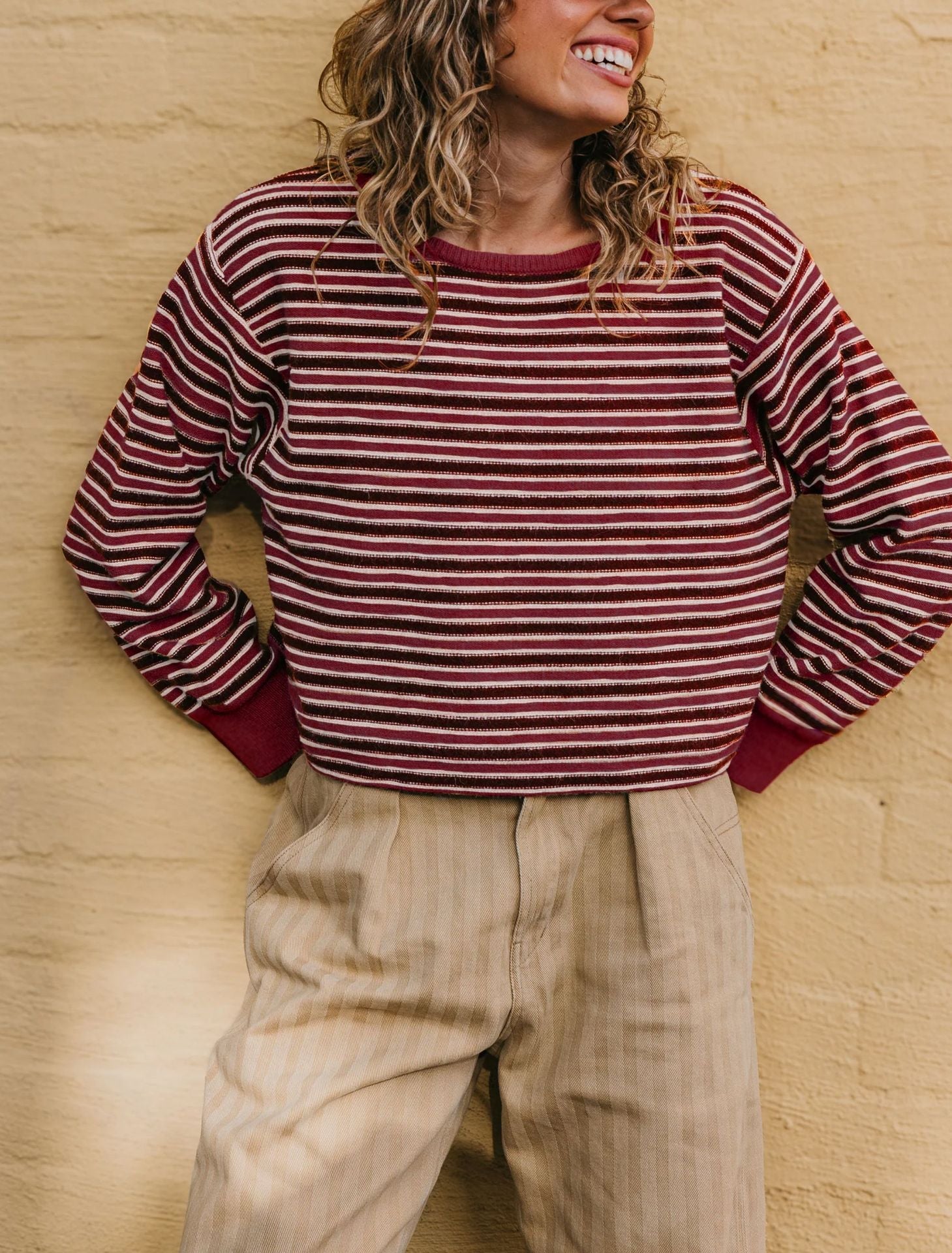 Gestreifter Colorblock-Pullover aus weichem Strick – Produktansicht 2