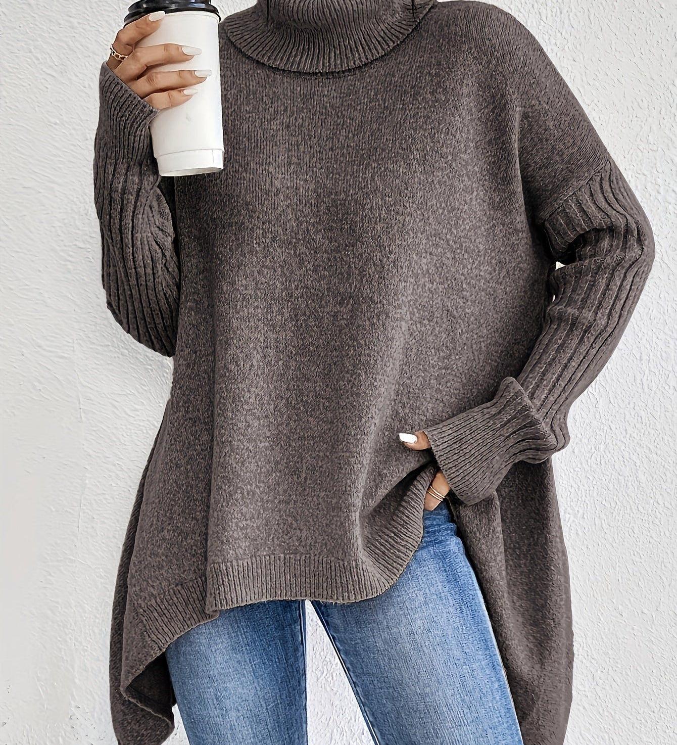 Lässiger Rollkragenpullover mit asymmetrischem Saum – Produktansicht 7
