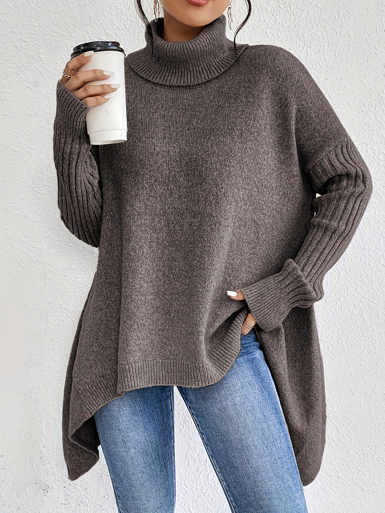 Lässiger Rollkragenpullover mit asymmetrischem Saum – Produktansicht 7