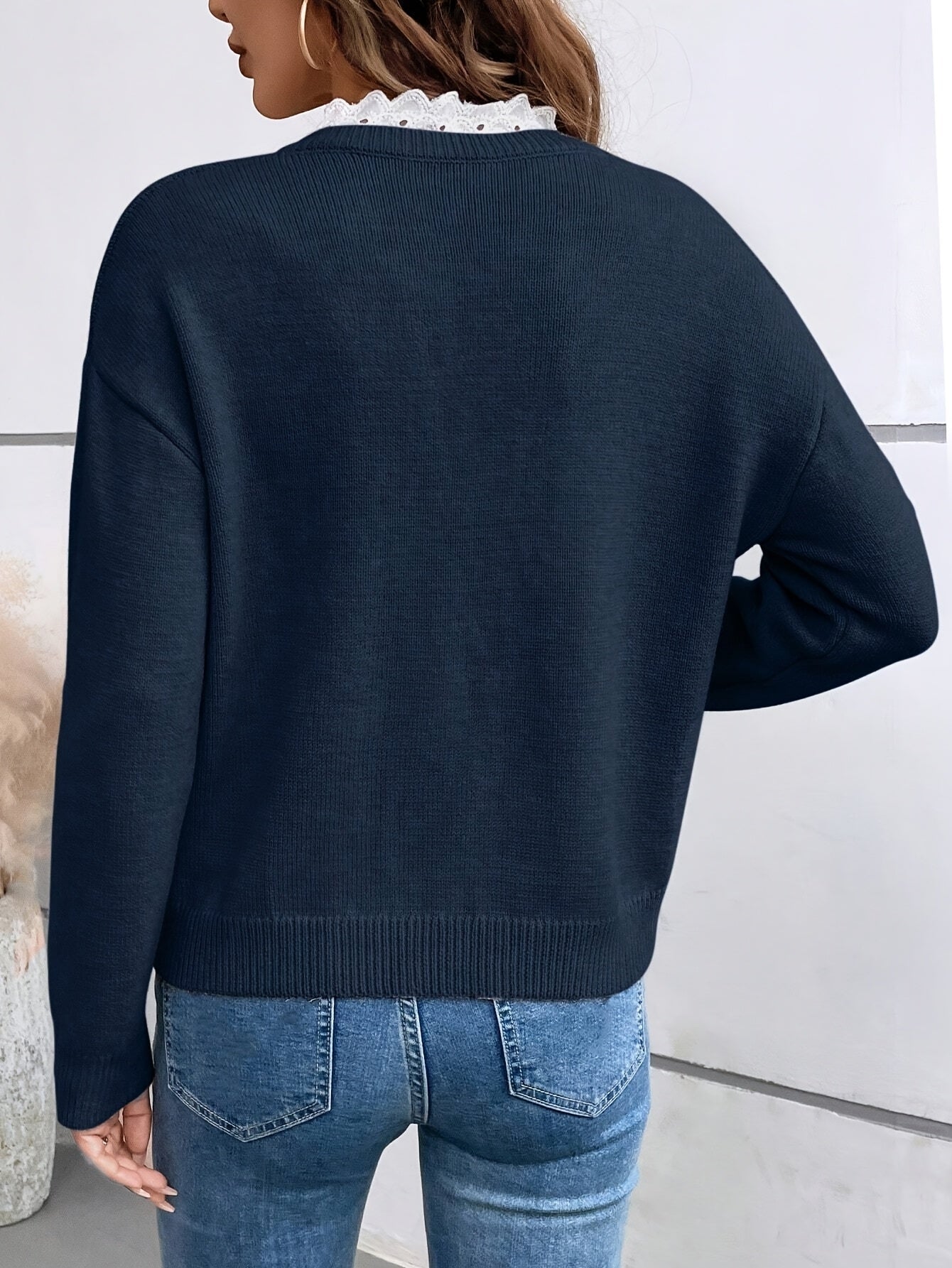 Eleganter Pullover mit V-Ausschnitt – Produktansicht 3