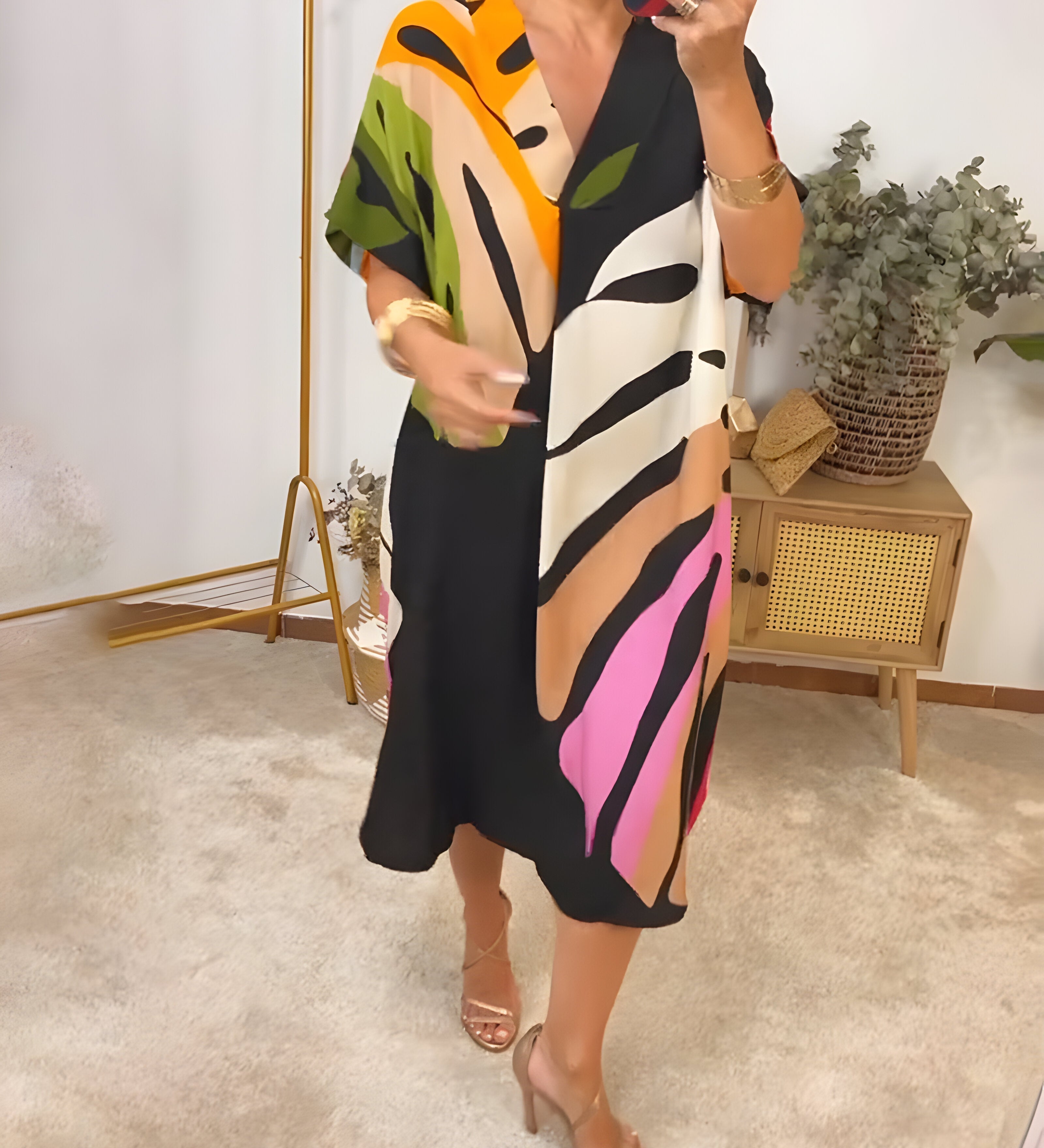 Bequemes Kleid mit abstraktem Muster – Produktansicht 2