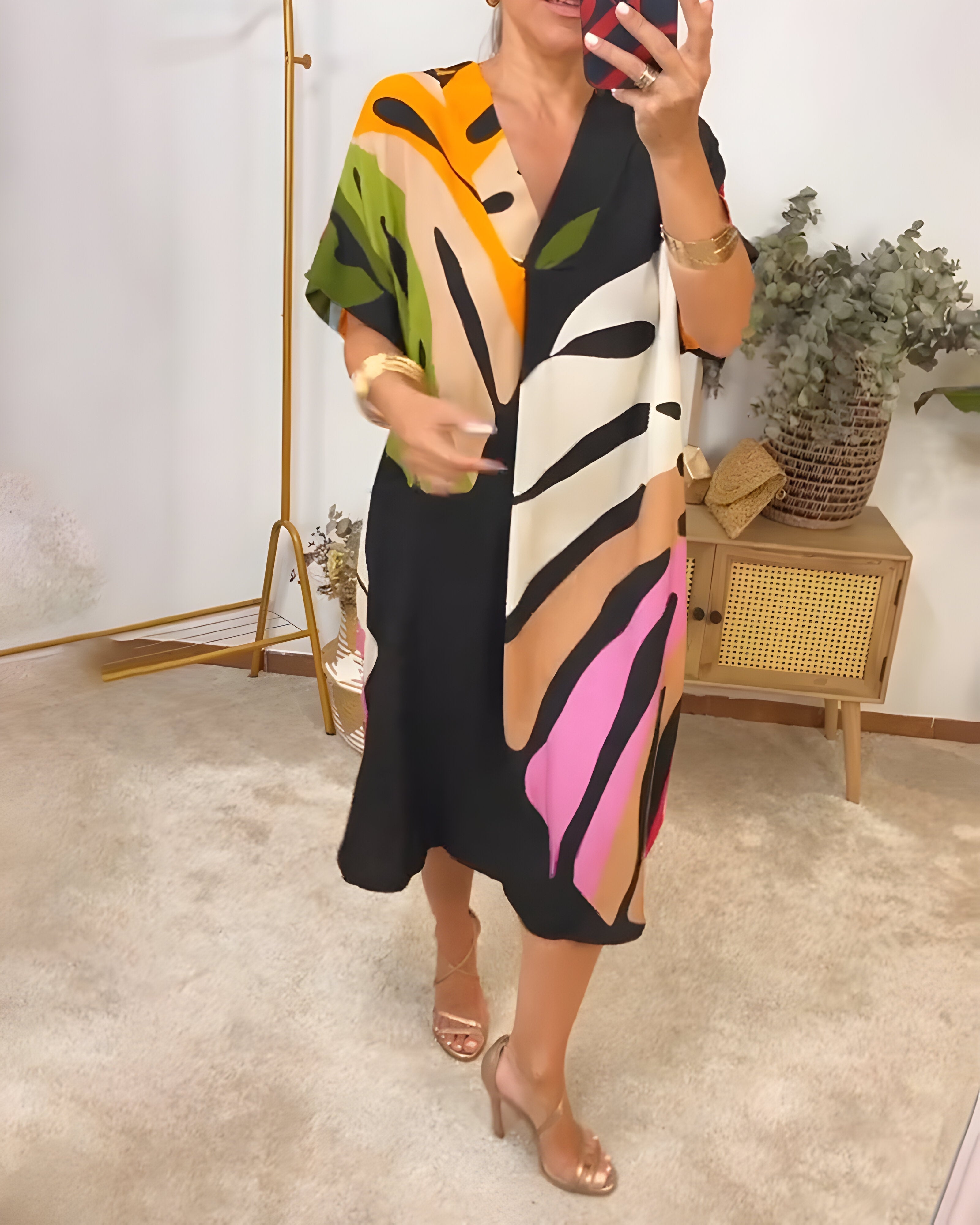 Bequemes Kleid mit abstraktem Muster – Produktansicht 2