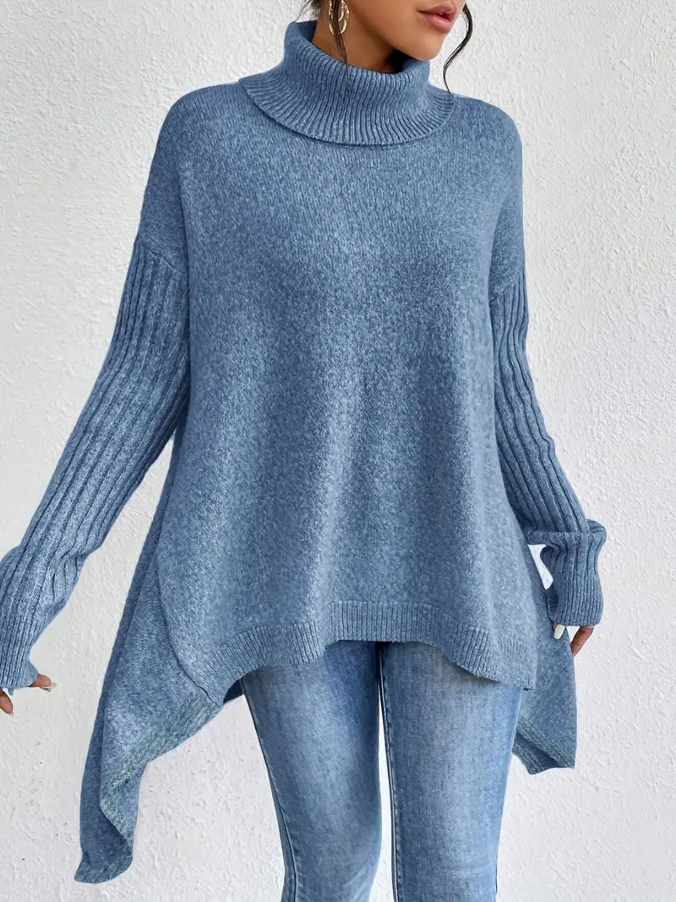 Lässiger Rollkragenpullover mit asymmetrischem Saum – Produktansicht 5