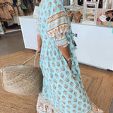 Midikleid mit floralen Mustern und V-Ausschnitt – Produktansicht 2