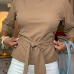 Taillierte Bluse mit verstellbarem Bund – Produktansicht 2