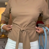 Taillierte Bluse mit verstellbarem Bund – Produktansicht 2