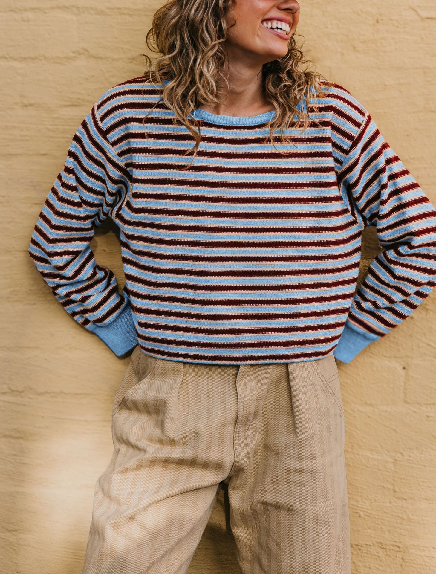 Gestreifter Colorblock-Pullover aus weichem Strick – Produktansicht 6