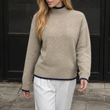 Minimalistischer Pullover aus unifarbenem Strick – Produktansicht 4