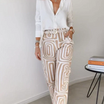 Elegantes Set aus Oberteil und Hose mit Bindegürtel – Produktansicht 2