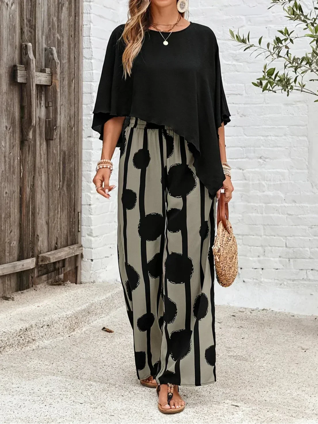 Elegantes Set aus Oberteil und Hose im asymmetrischen Schnitt – Produktansicht 4