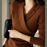 Taillierter Pullover mit Bubikragen – Produktansicht 1