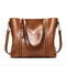 Elegante Handtasche aus Leder in Wickeloptik – Produktansicht 2